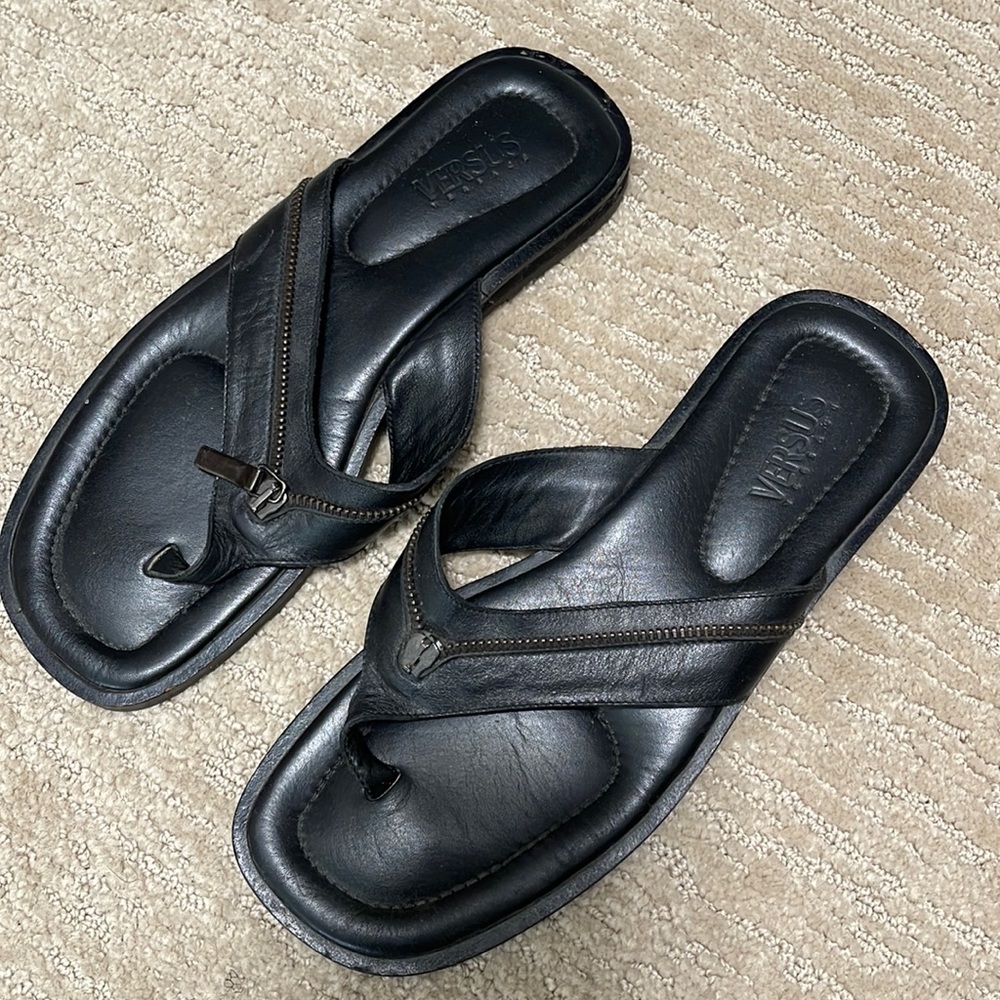 VERSACE VERSUS LEATHER FLIP FLOP SANDAL WITH ZIPPER